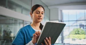 A woman discussing thyroid lab results with a healthcare provider, focusing on optimal TSH and Free T4 levels.